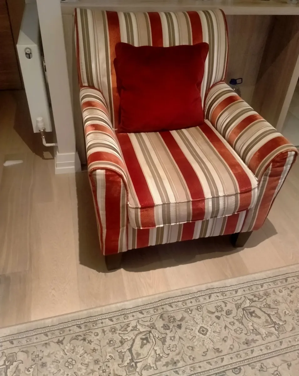 Traditional high-back armchair - Image 1