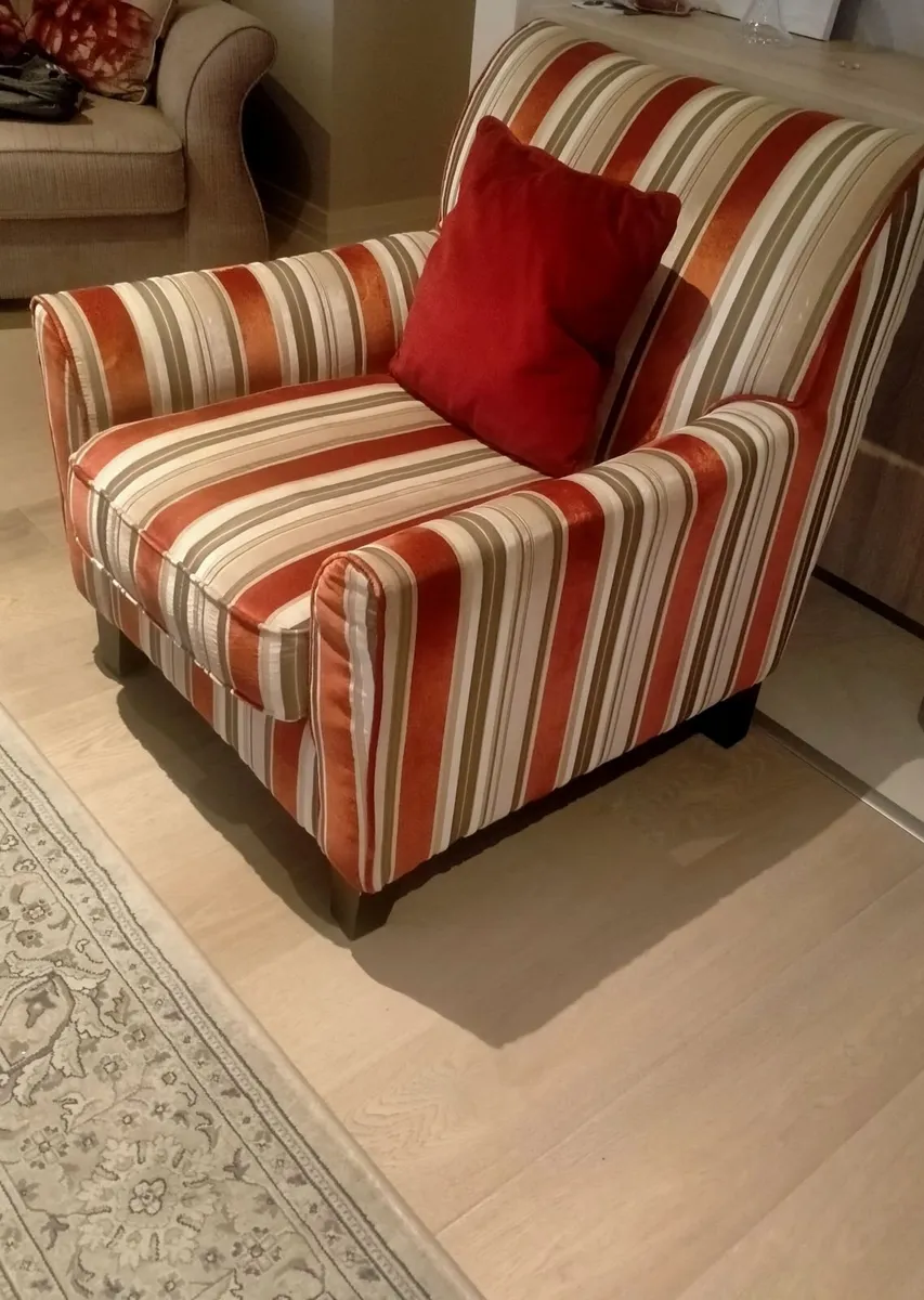 Traditional high-back armchair - Image 3