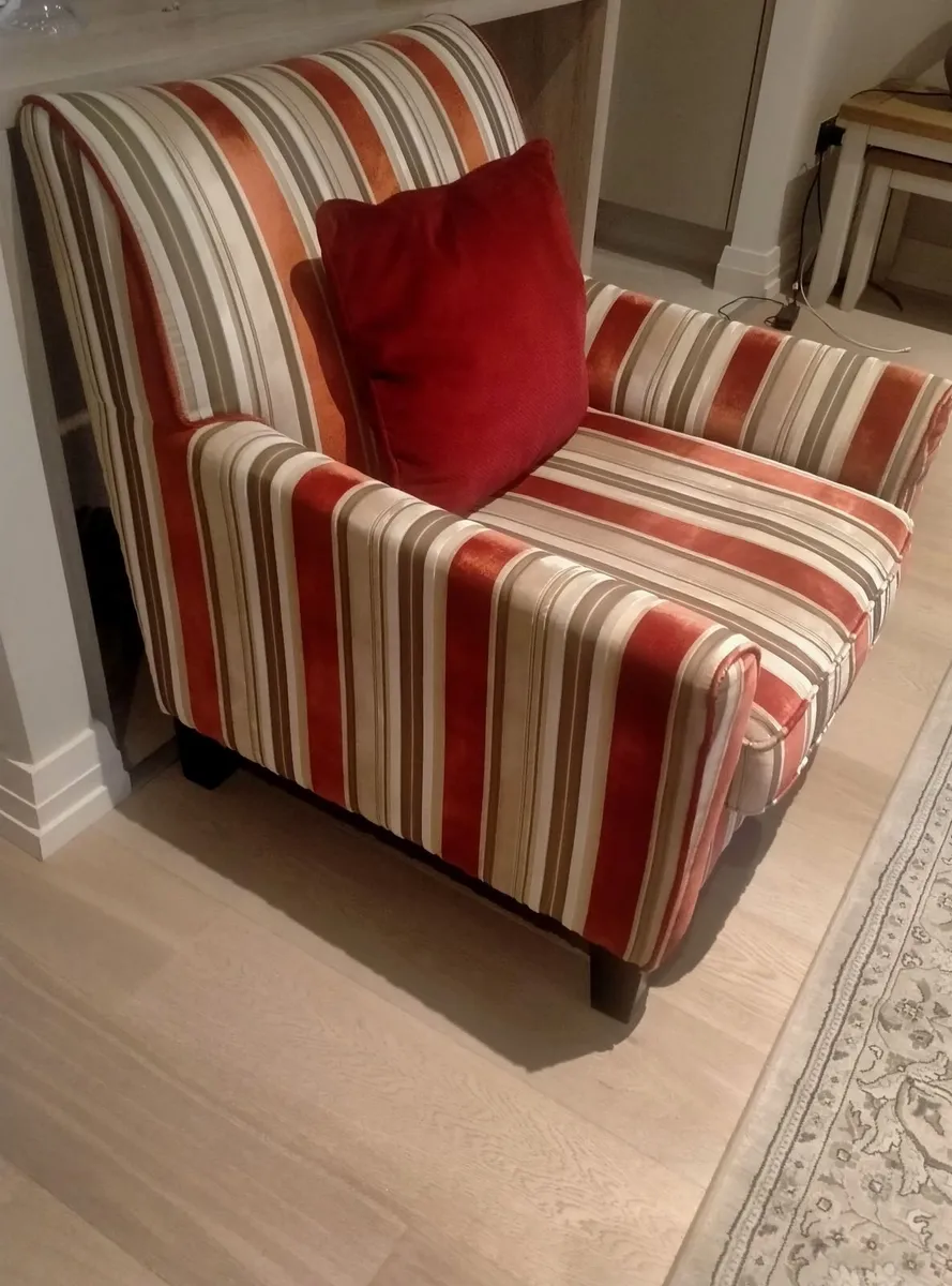 Traditional high-back armchair - Image 2