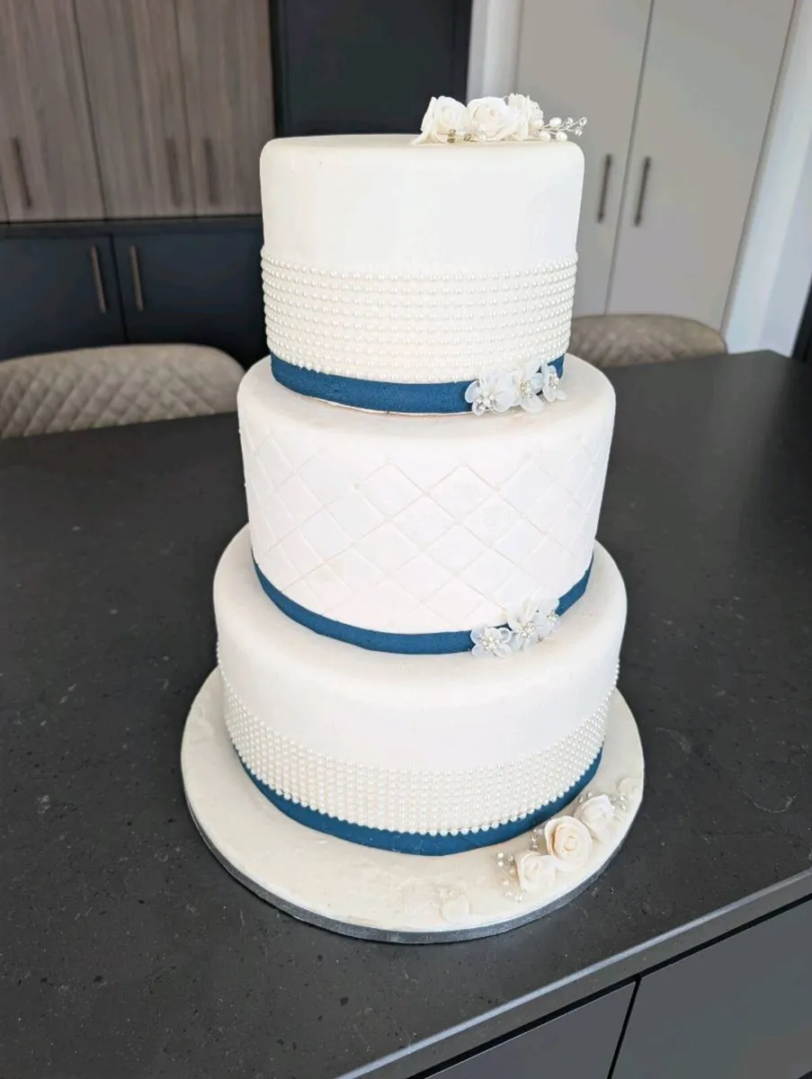 Artificial Wedding Cake - Image 2