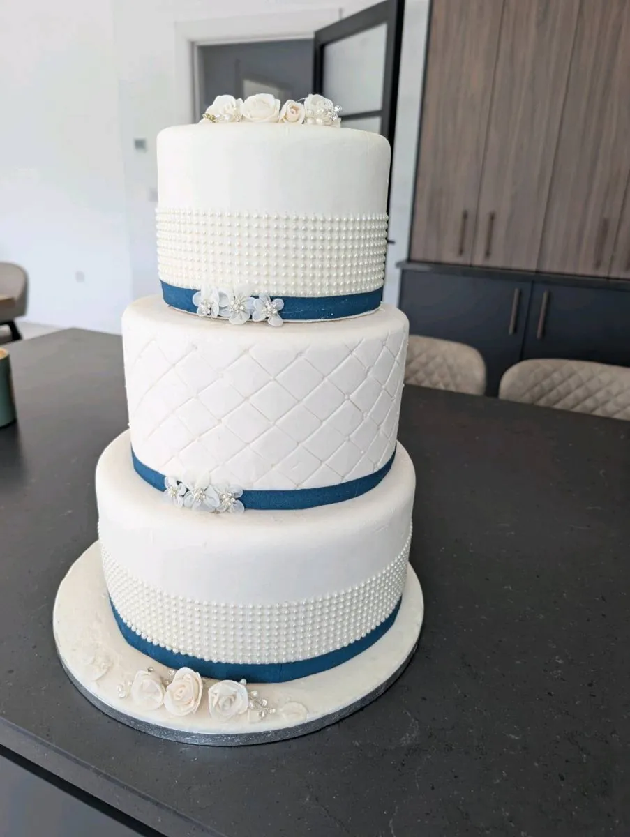 Artificial Wedding Cake - Image 1