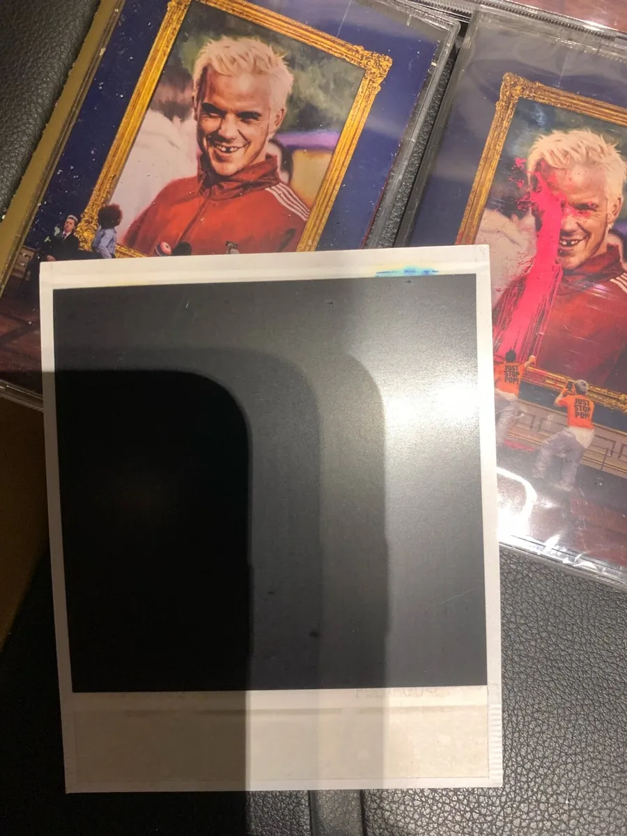 Robbie Williams signed - Image 3