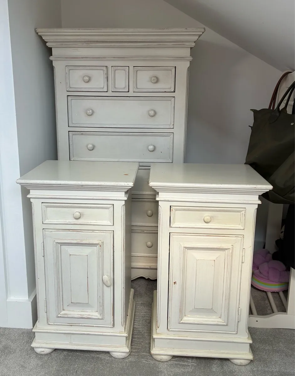 Cream distressed bedroom furniture set - Image 1