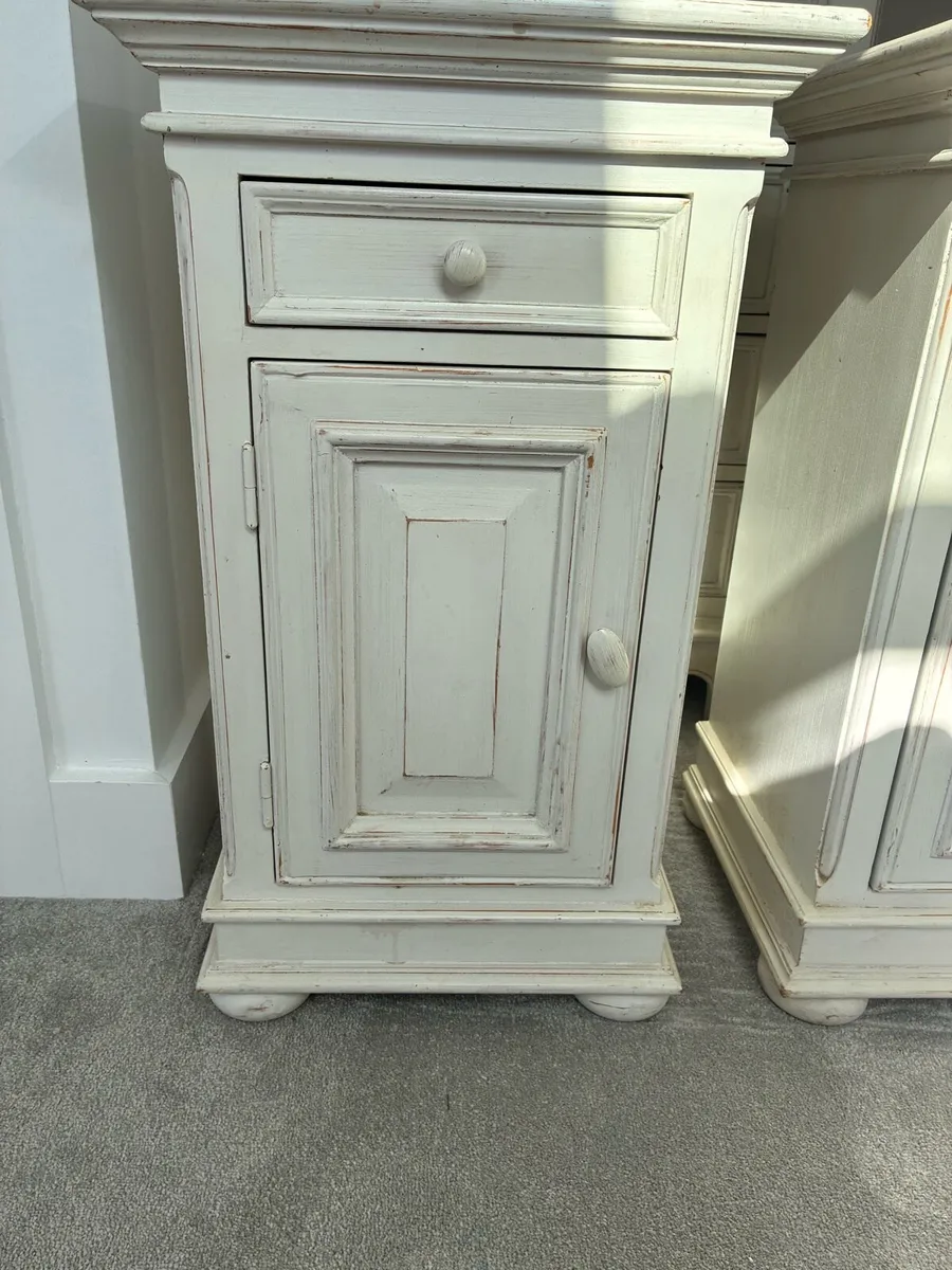 Cream distressed bedroom furniture set - Image 3