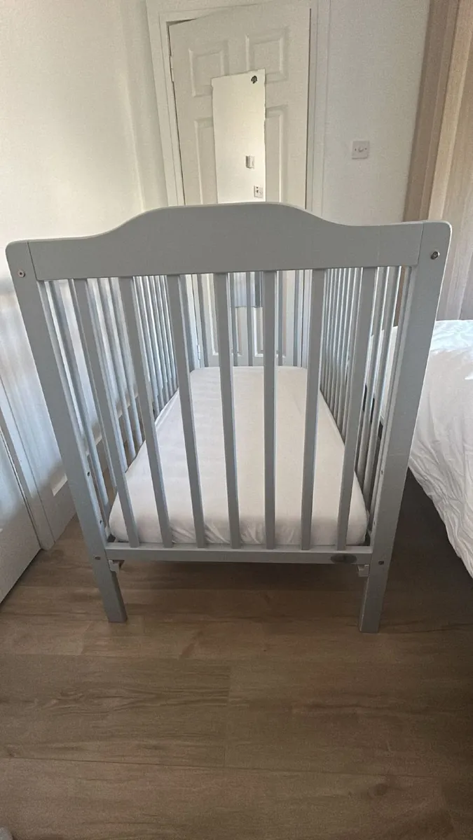 Childrens cot - Image 1