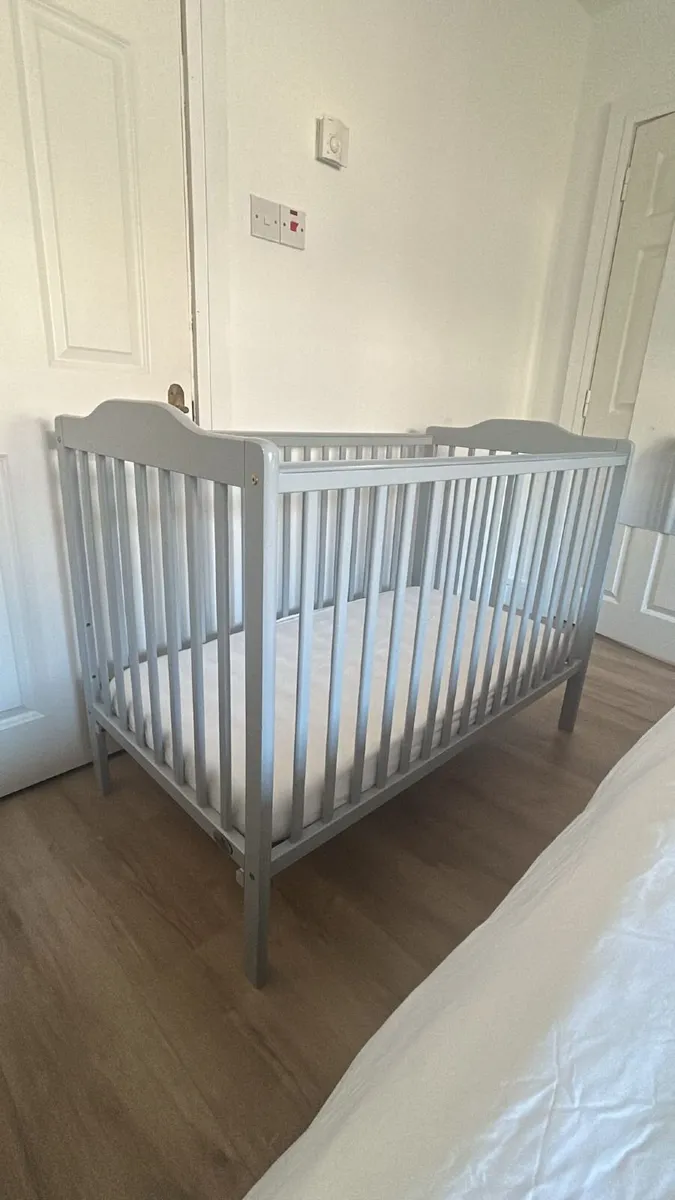 Childrens cot - Image 2