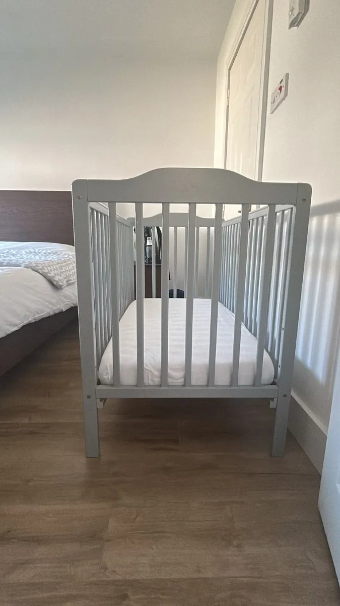 Childrens cot - Image 3