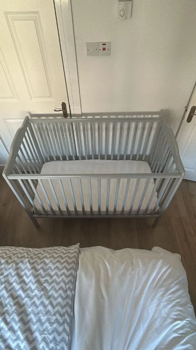 Childrens cot - Image 4