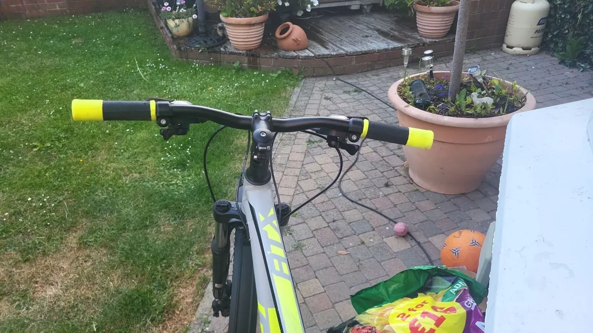 Boys Giant bike. Suitable for 10 to 13 years. - Image 2