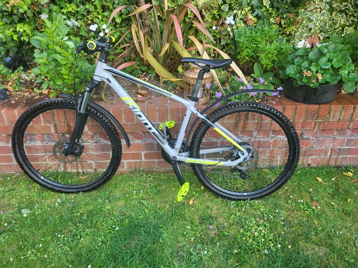 Boys Giant bike. Suitable for 10 to 13 years. - Image 1