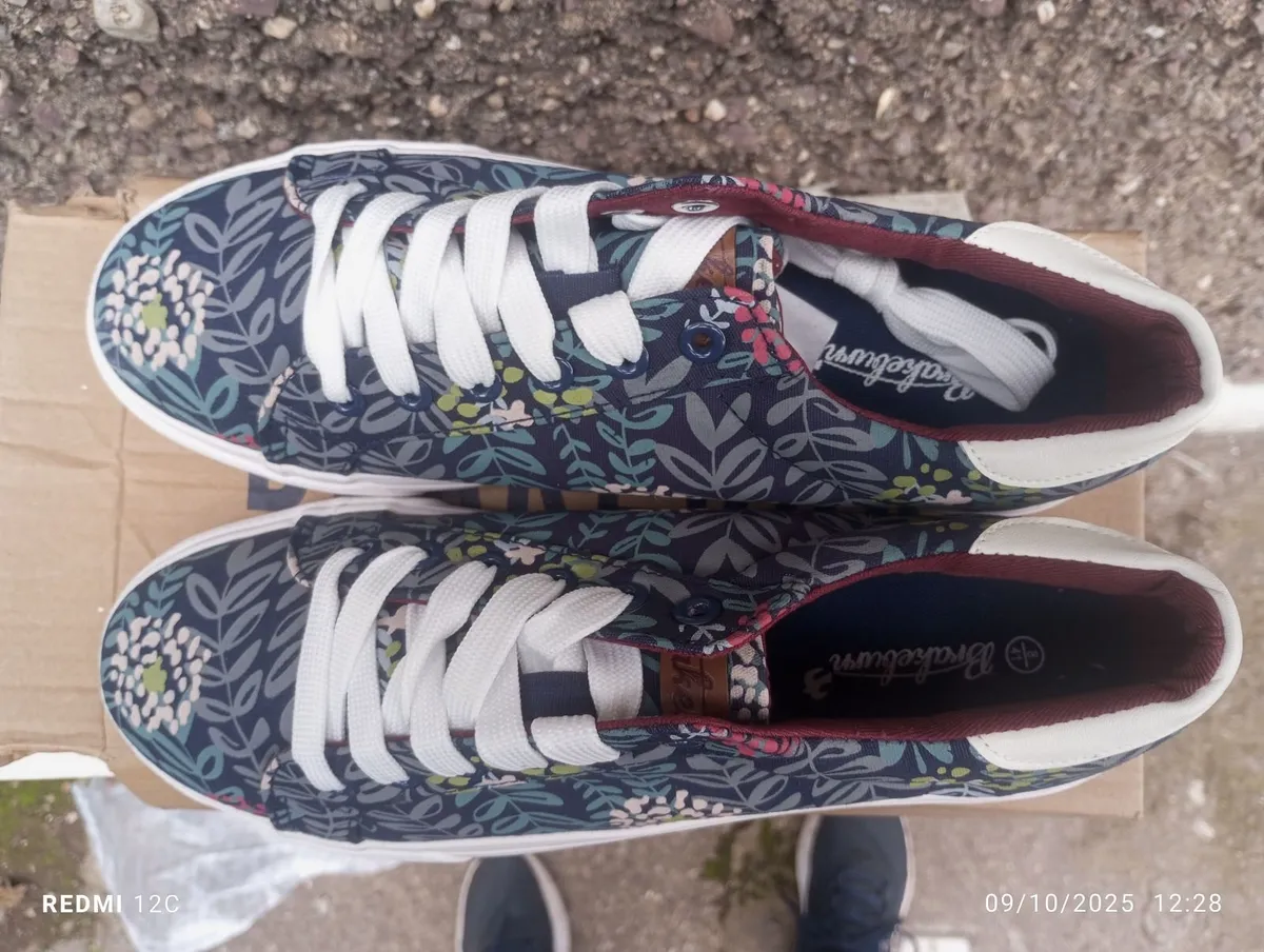 Brakeburn trainer white size 3 and navy size 8 - Image 2