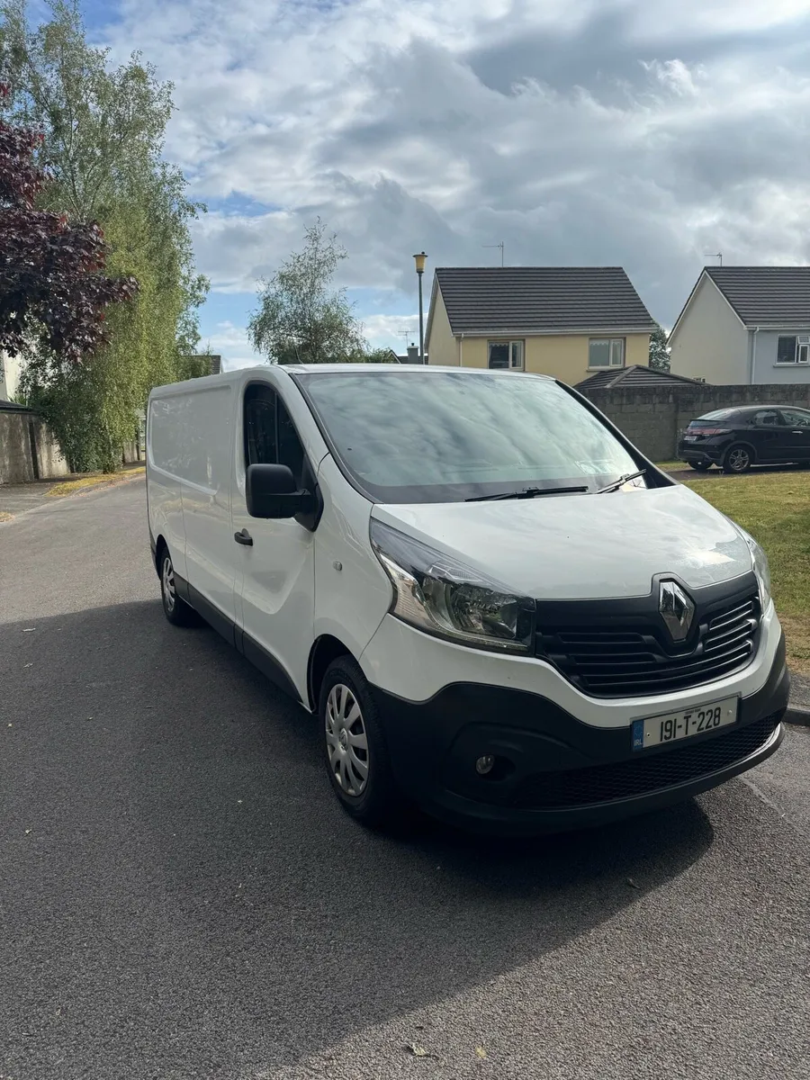 Renault Trafic day van low miles - Image 1