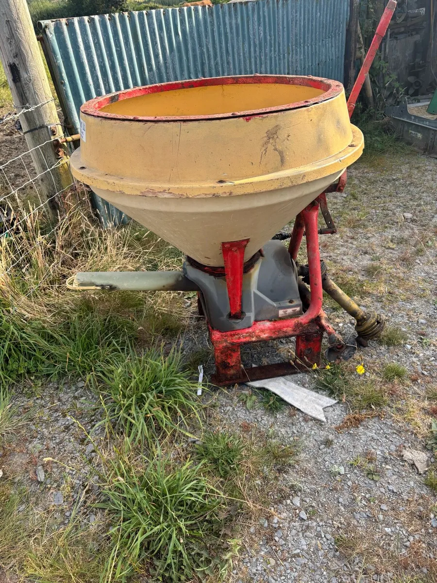 Vicon fertiliser spreader - Image 1