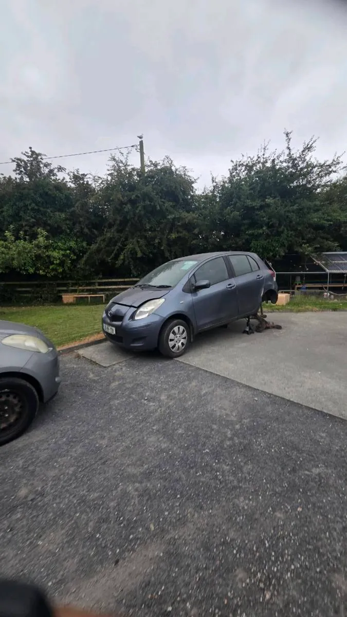 2006 yaris + parts - Image 2