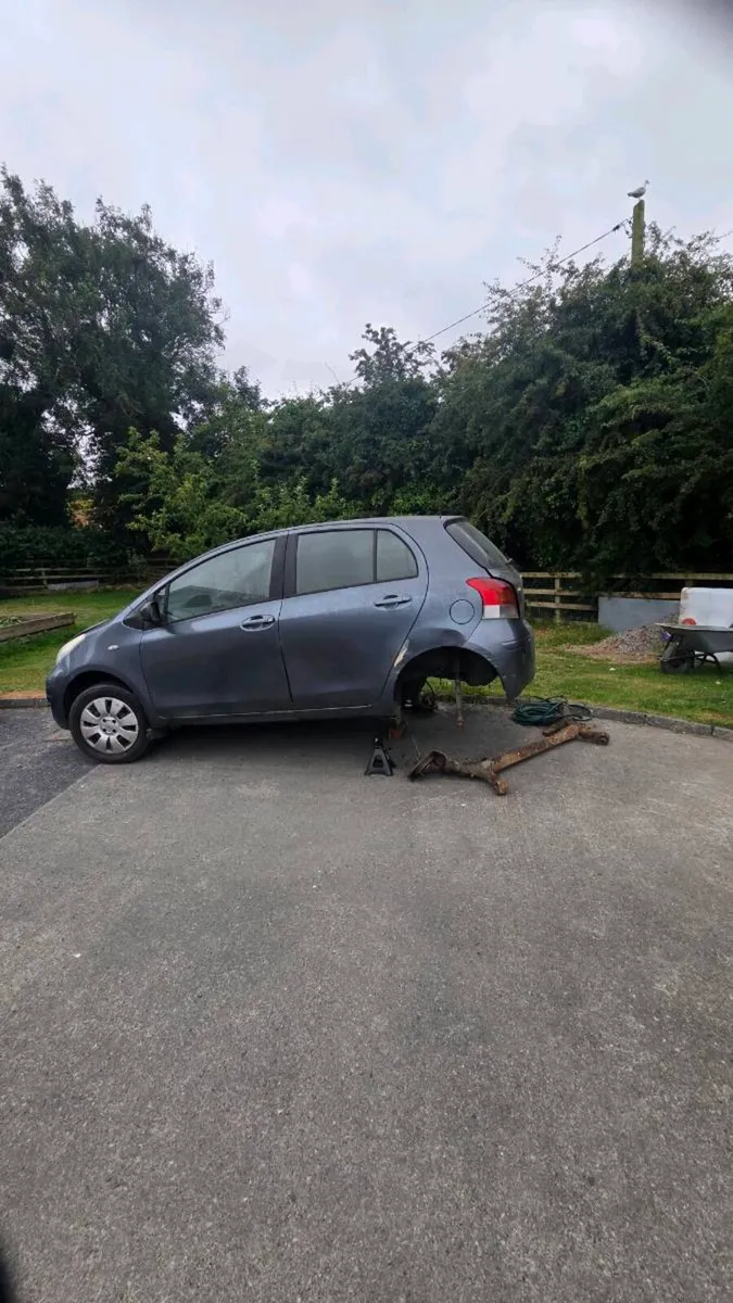 2006 yaris + parts - Image 3
