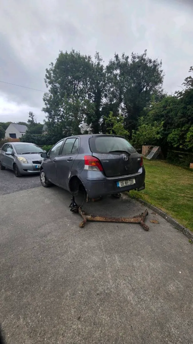 2006 yaris + parts - Image 4