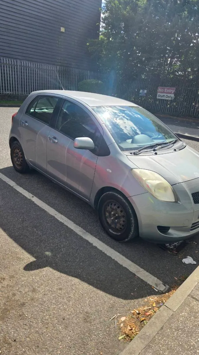 2006 yaris + parts - Image 1
