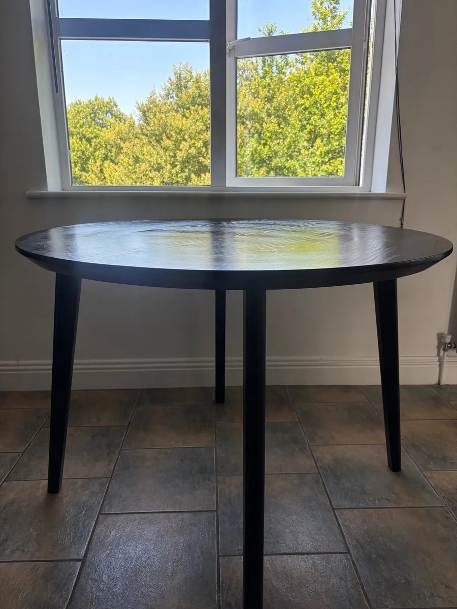 Kitchen table and chairs - Image 1