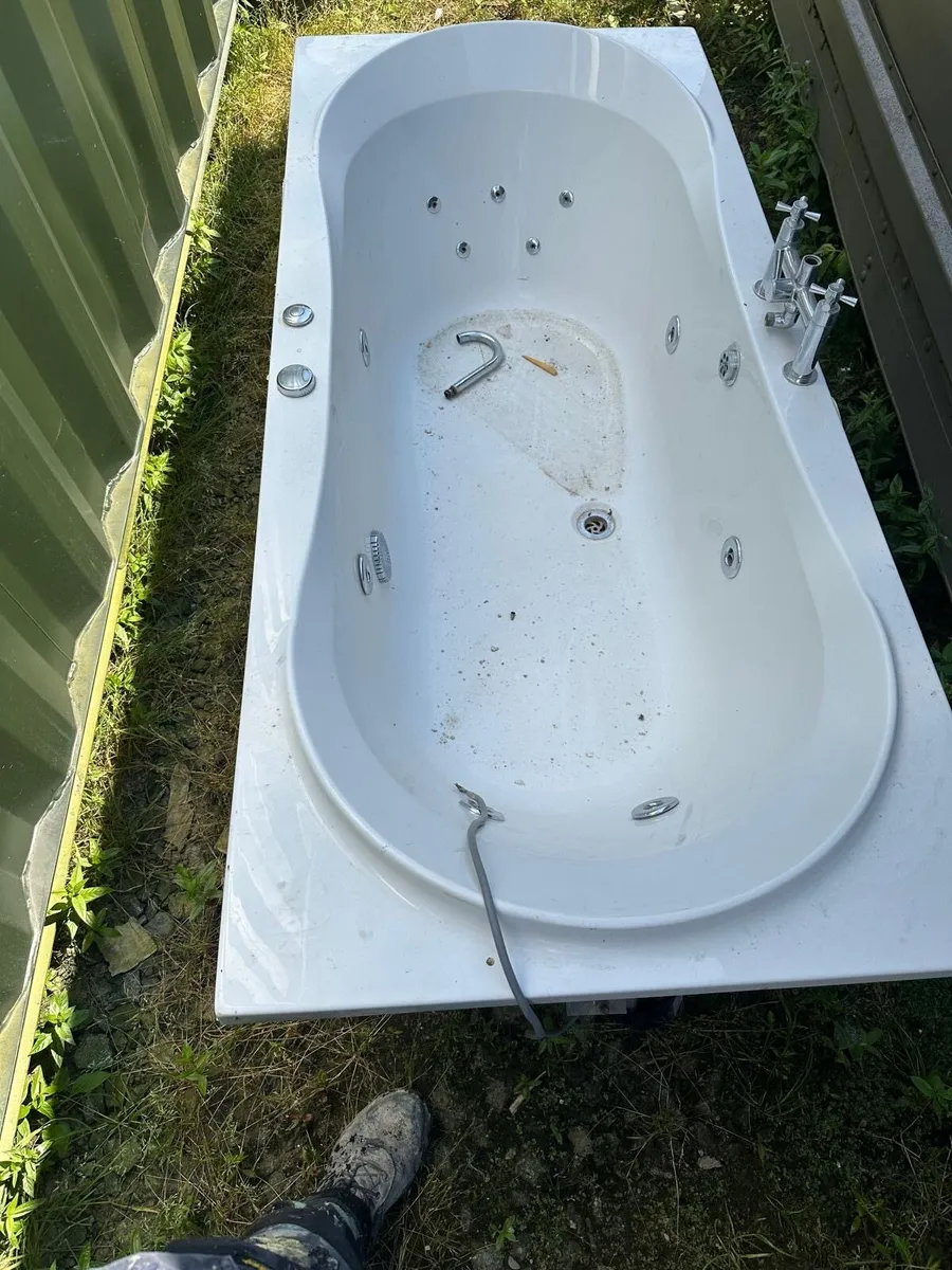 Bath and sinks - Image 1