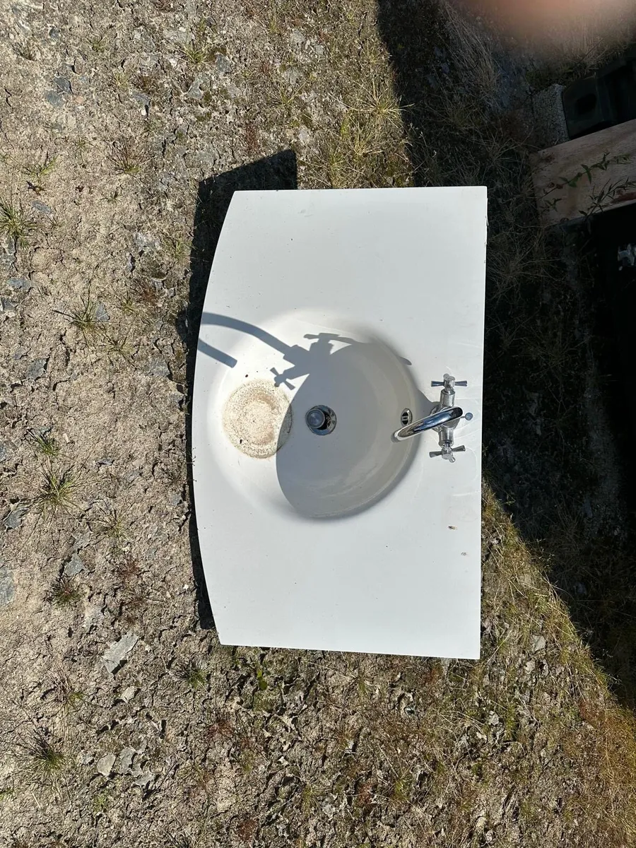 Bath and sinks - Image 2