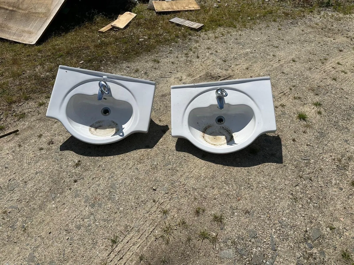 Bath and sinks - Image 3