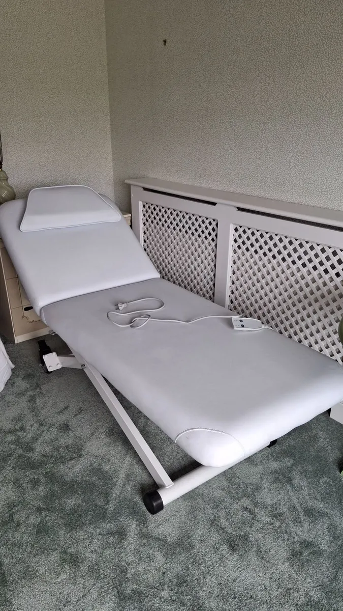 Treatment/massage bed - Image 1