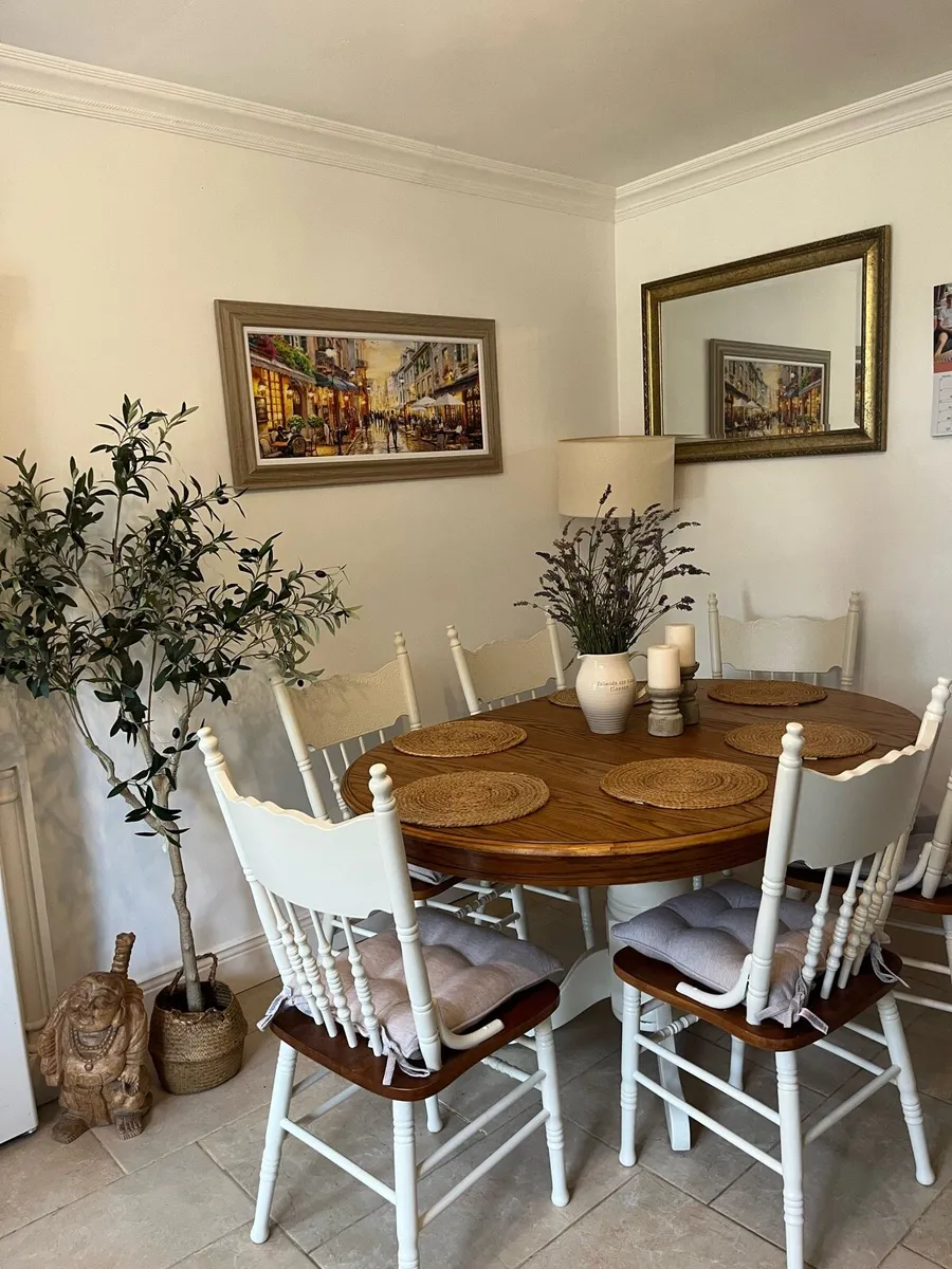 Extendable table and six chairs - Image 1