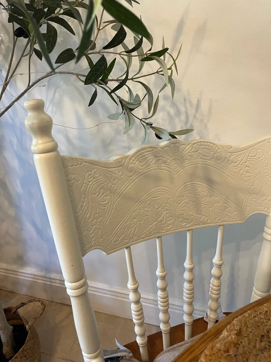 Extendable table and six chairs - Image 3