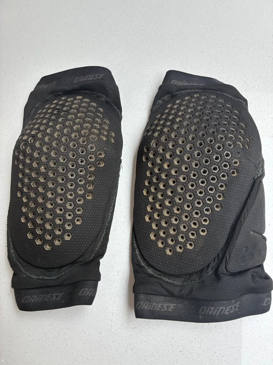 Dainese Mountain Bike Knee Pads – Size M - Image 1