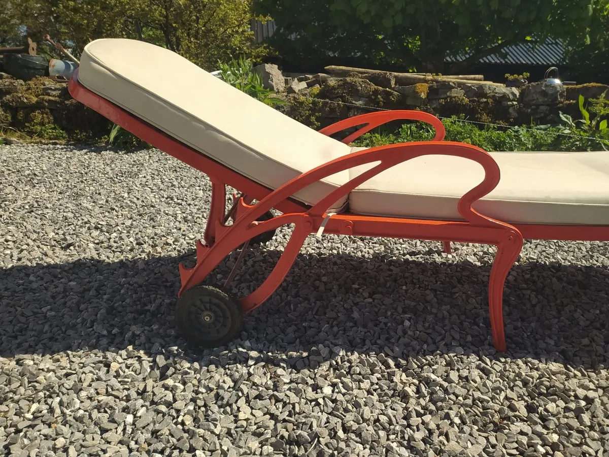 1980's full cast aluminum loungers with cushions - Image 4