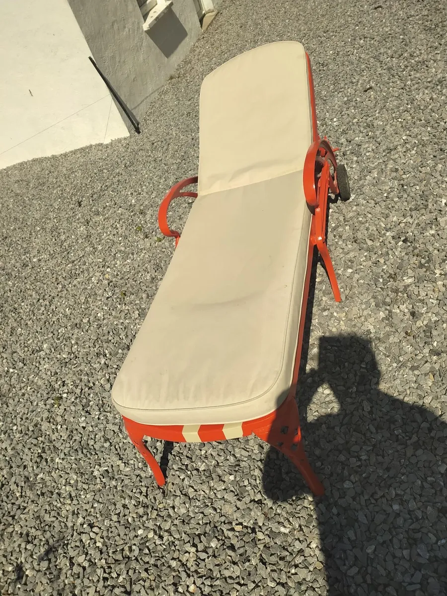 1980's full cast aluminum loungers with cushions - Image 3
