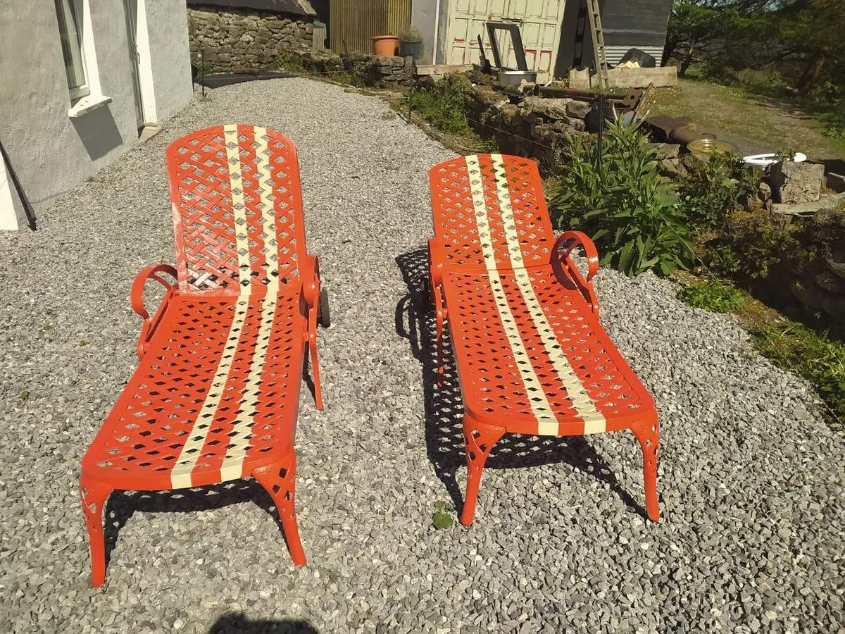 1980's full cast aluminum loungers with cushions - Image 2