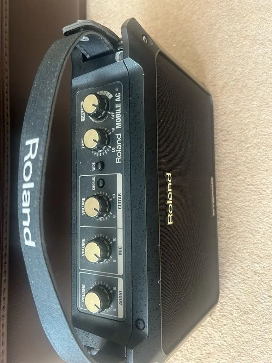 Roland AC Mobile acoustic guitar Amp - Image 2