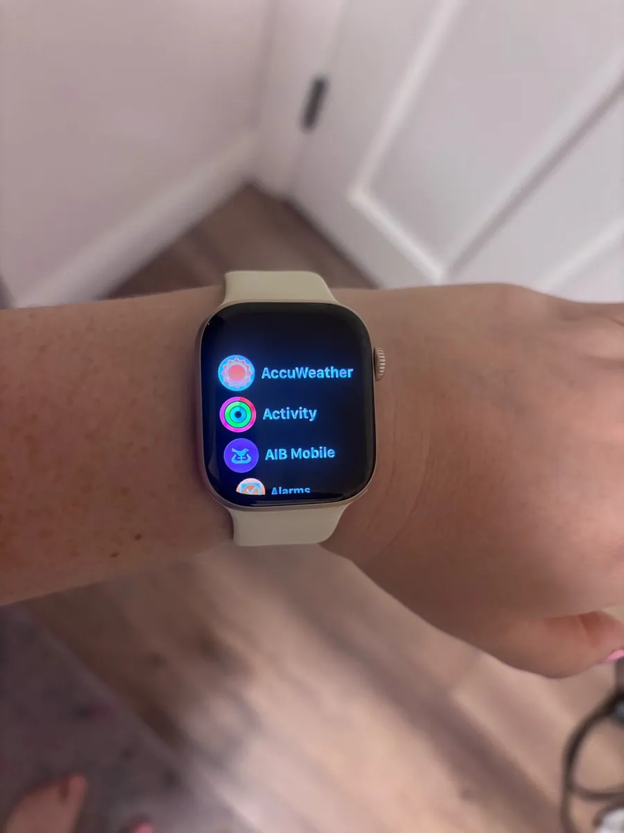 Apple Smartwatch 11 (GPS) - Image 1