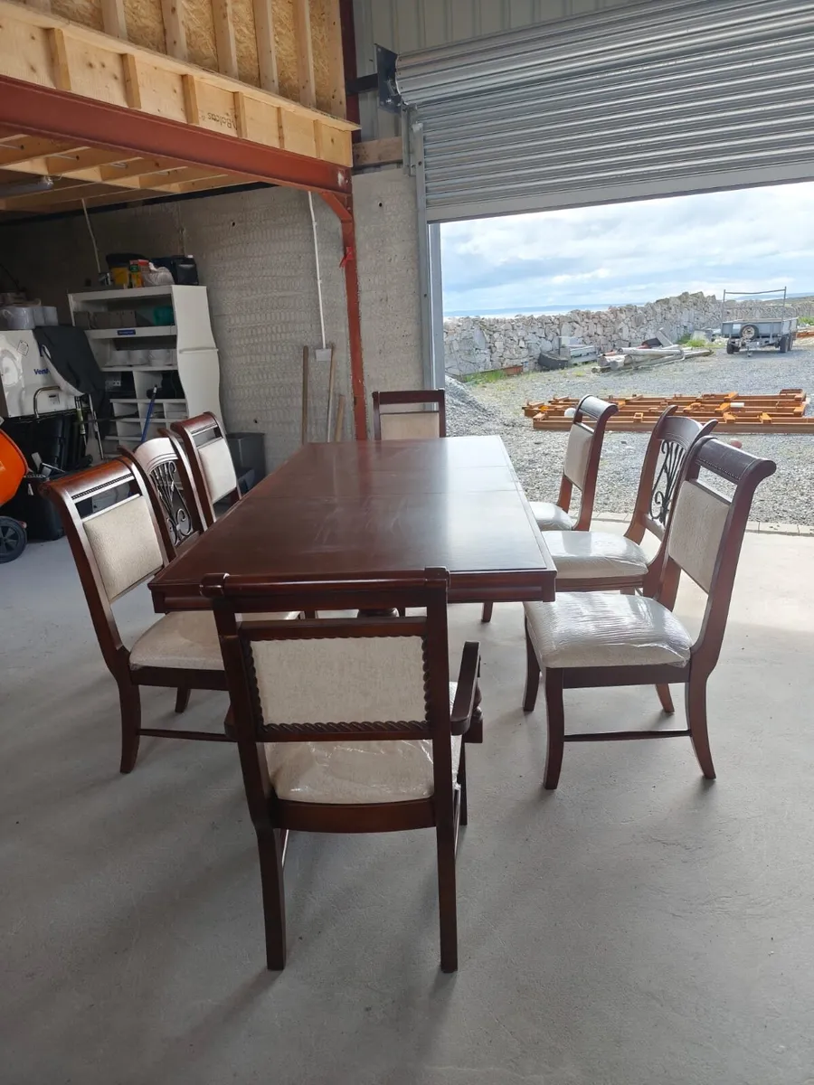 Extendable table and 8 chairs - Image 1