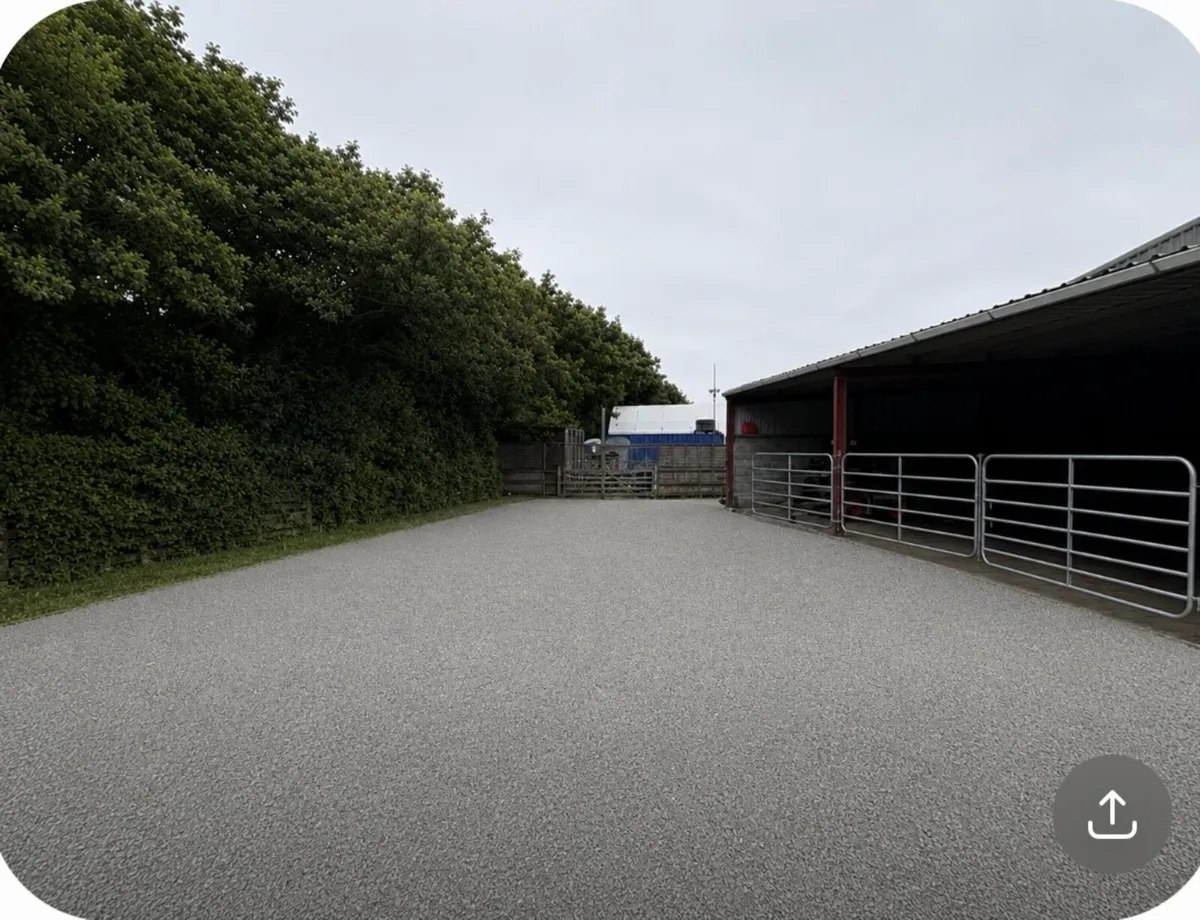 Small yard with barn - Image 2