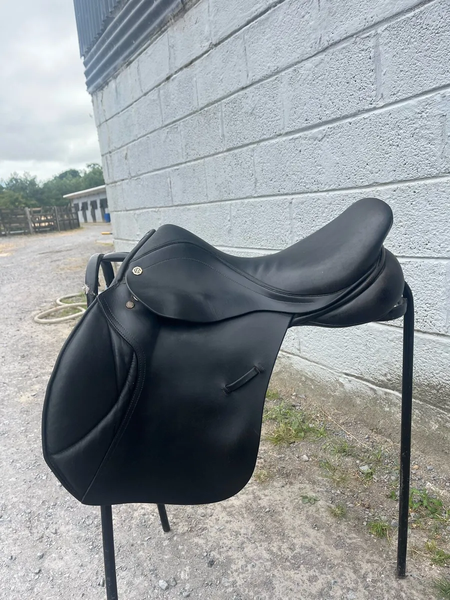 17.5 Barnsby jumping saddle - Image 1