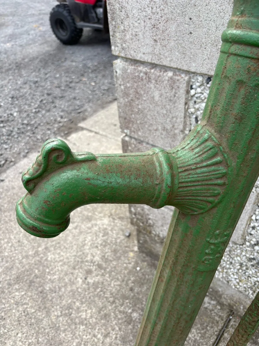 Old vintage pump - Image 3