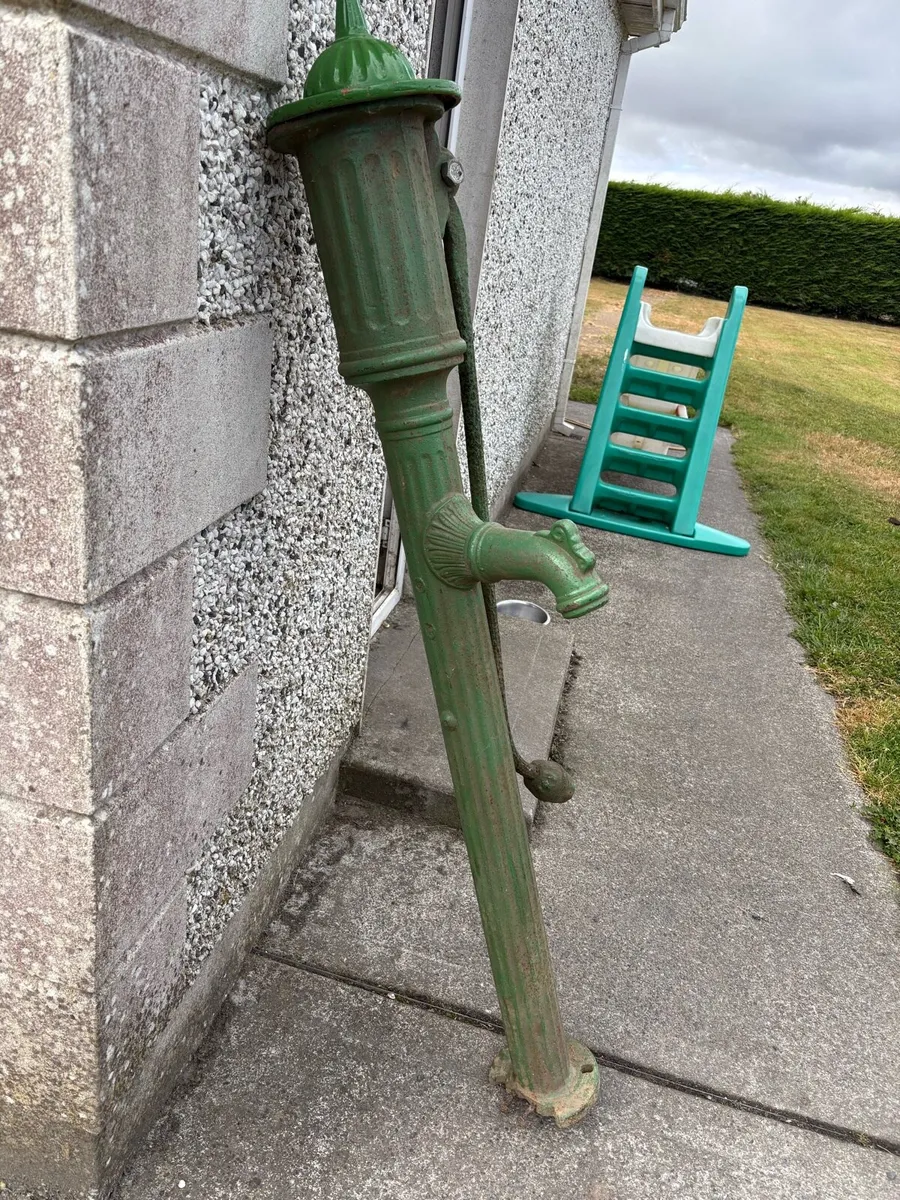 Old vintage pump - Image 4