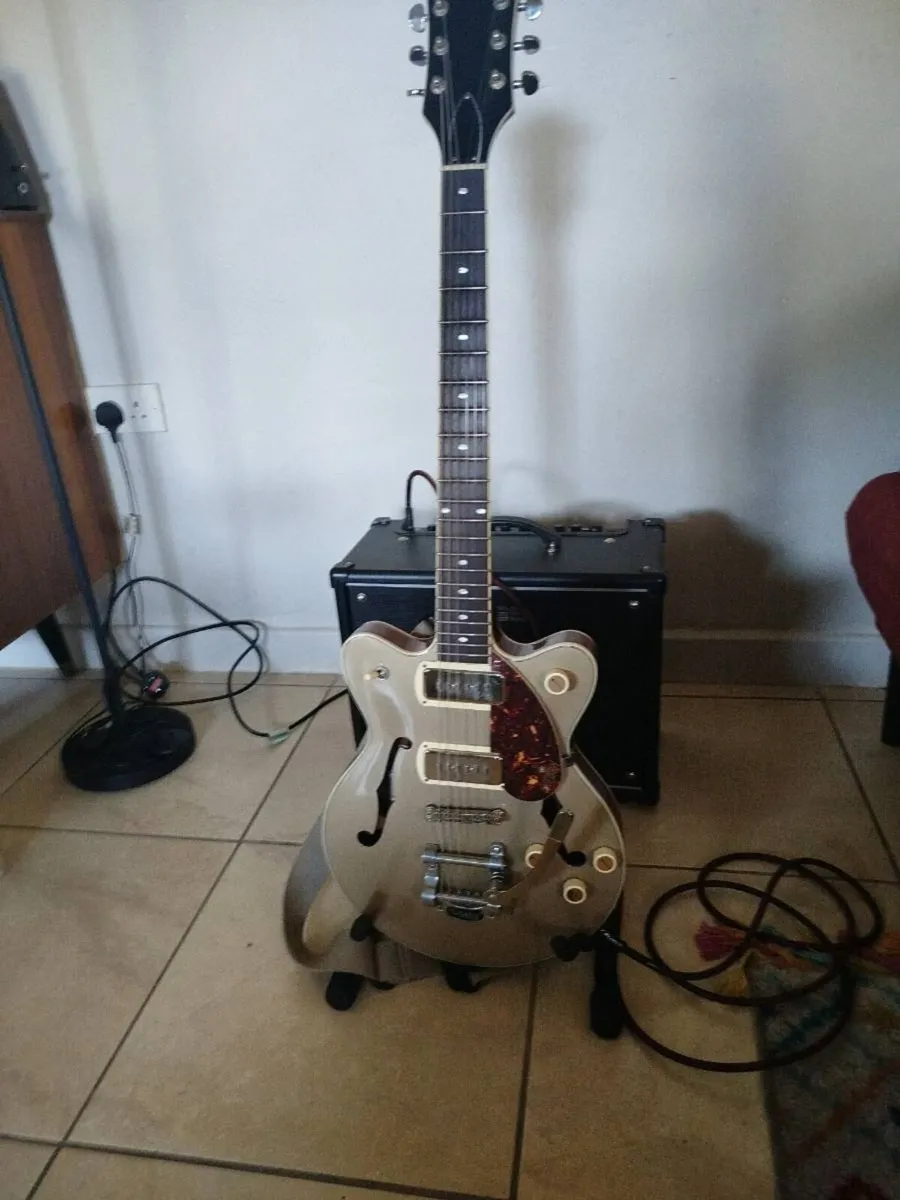 Guitar and amp - Image 1