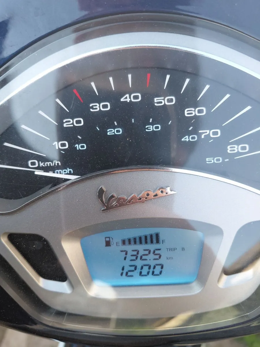 Vespa Piaggio 2022 50cc - Image 2