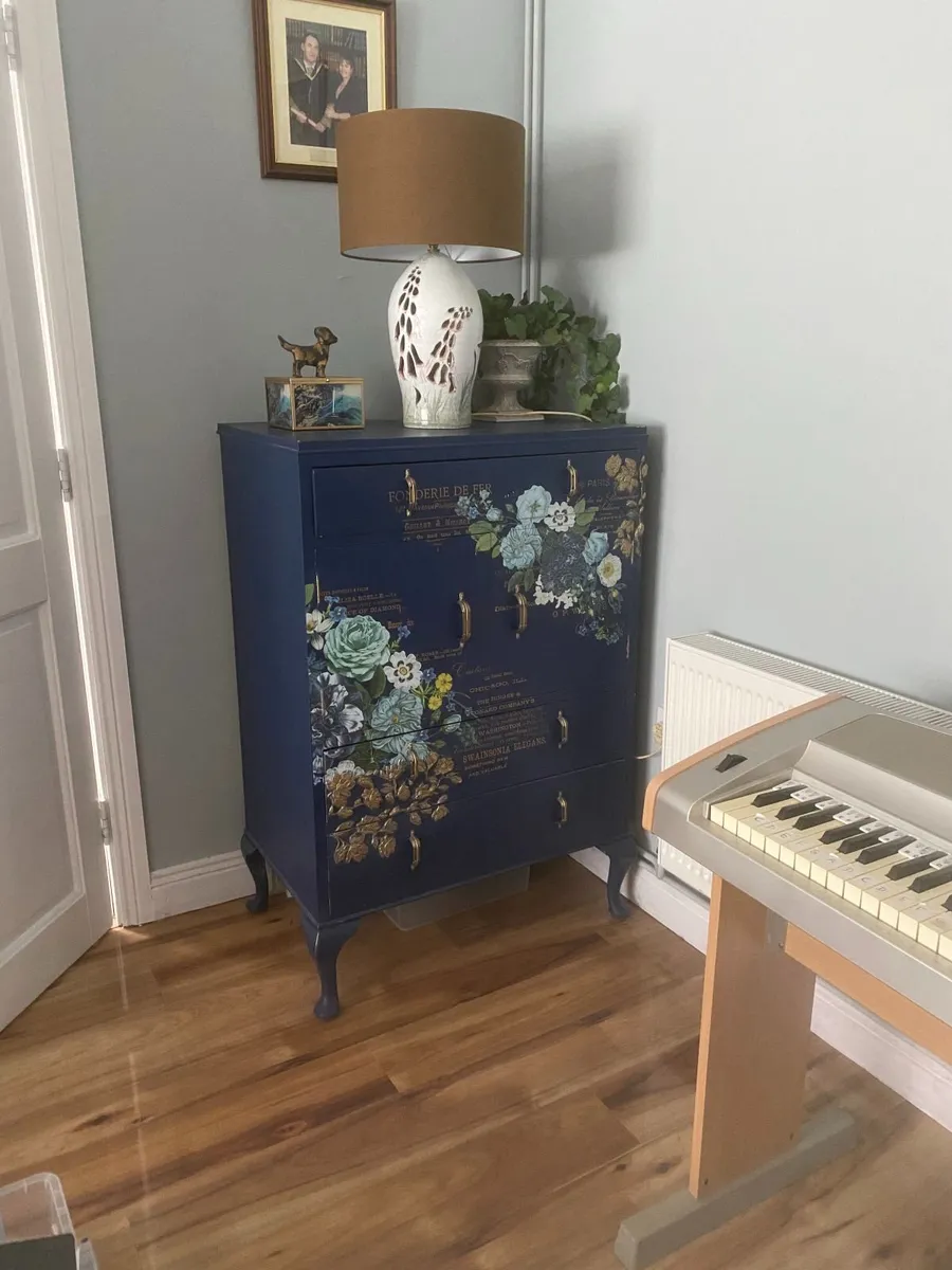 Cabinet/Drinks Cabinet - Image 1