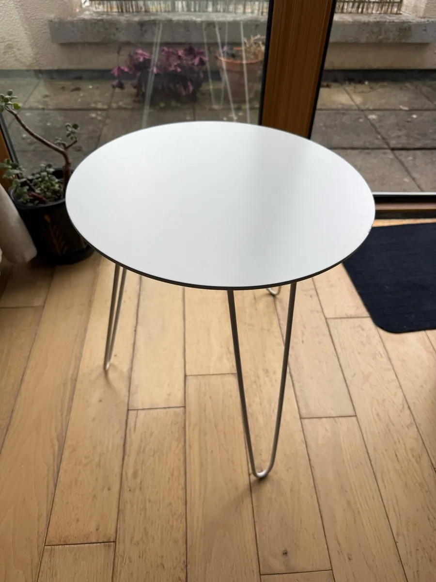White side table - Image 1