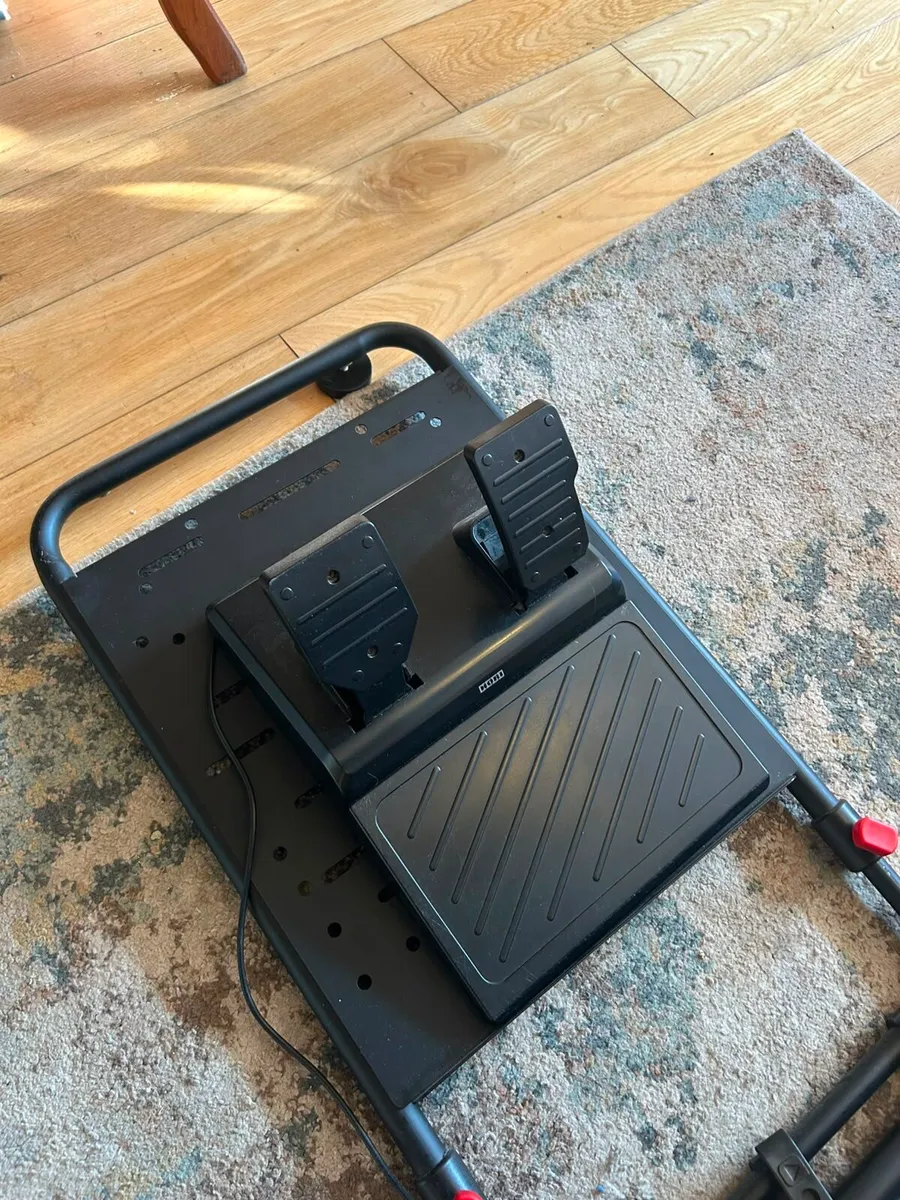 Gaming chair with steering wheel and pedals - Image 3