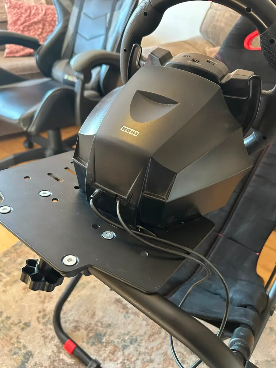 Gaming chair with steering wheel and pedals - Image 4