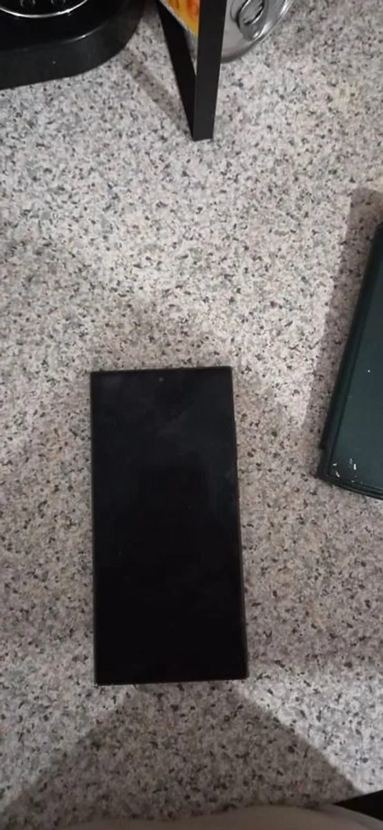 Screen in perfect condition and with s pen and mag safe case - Image 1