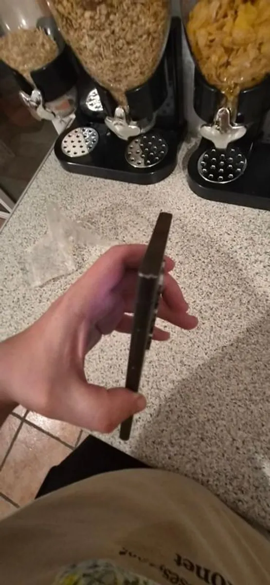 Screen in perfect condition and with s pen and mag safe case - Image 3
