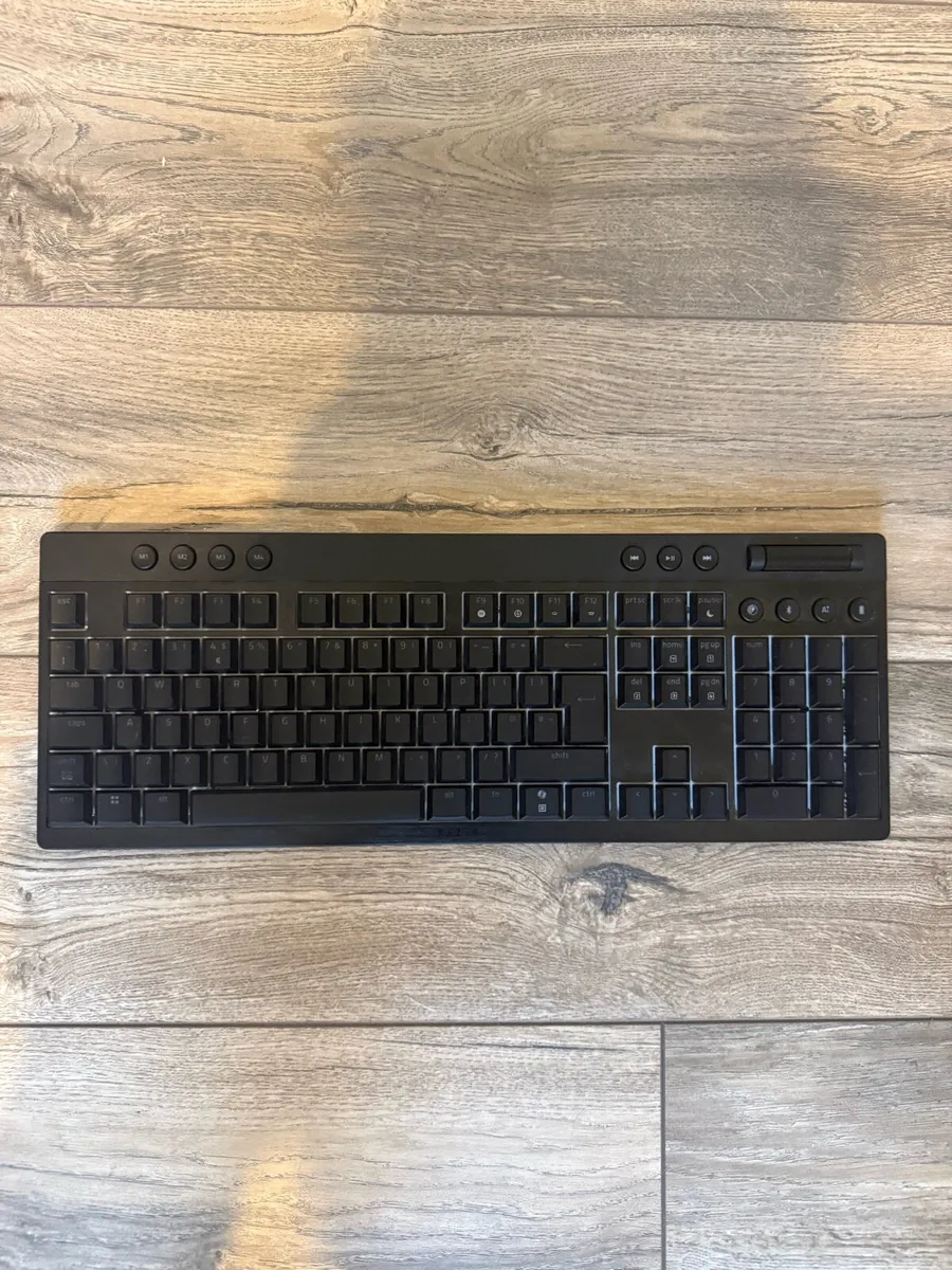 Razer blackwidow v4 wireless gaming keyboard - Image 3