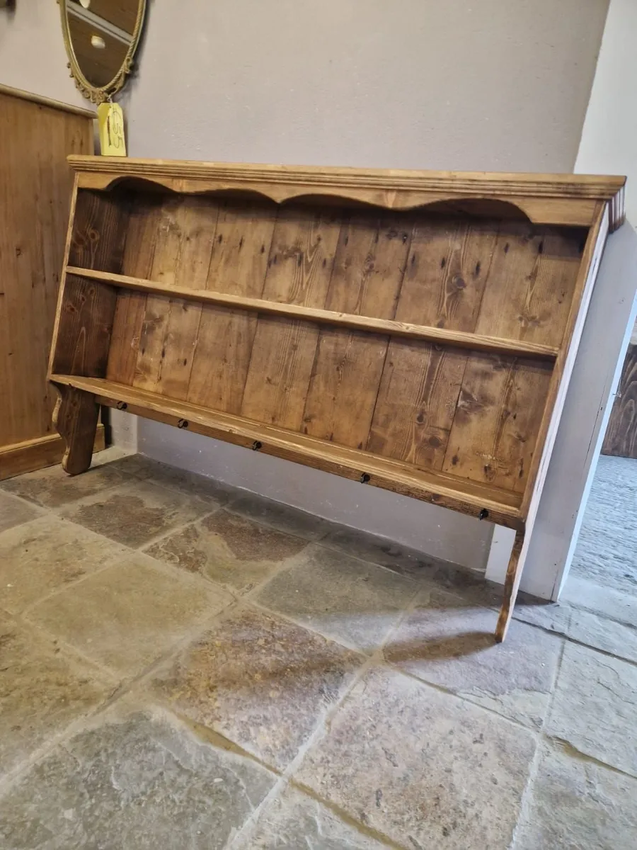 Reclaimed pine wall dresser, plate rack - Image 2