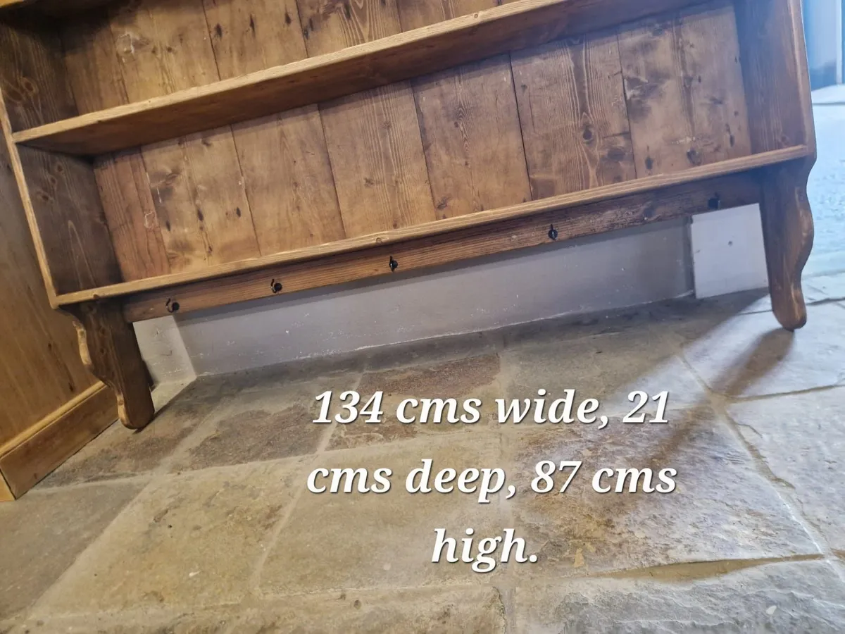 Reclaimed pine wall dresser, plate rack - Image 3